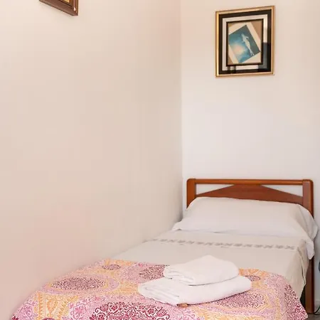 Sitges Beach Hostal *
