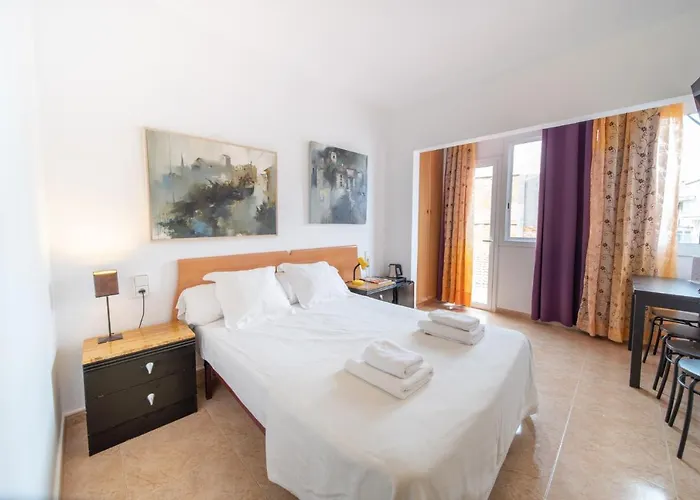 Konukevi Sitges Beach Hostal *