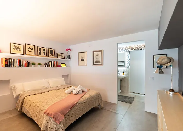 Konukevi Sitges Beach Hostal