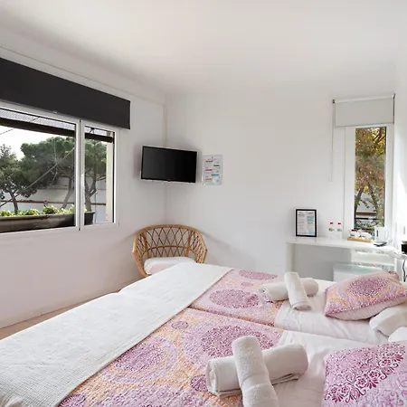Sitges Beach Hostal * Сіджас